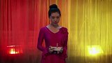 女儿登台表演，袖珍妈妈终于出现，一声妈妈感动众人
