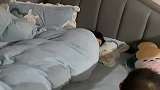 就想问问各位宝妈，宝宝穿了睡袋，还要盖被子吗？