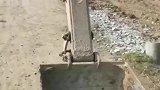 挖掘机帮拾荒者压碎电线杆取铁，最后那两下更是素质的体现！