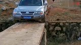 桥比车窄了近三十公分，非要强行过！