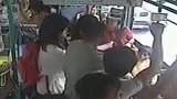 只因女乘客让座晚半拍 老人“出口成脏”三巴掌挥过去