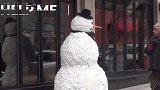 国外雪人恶作剧，伪装成雪人恶搞路人，路人的尖叫声不断