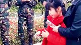 小女孩想跟兵哥哥近距离接触