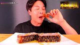 美食制作，小哥啃食黑蜂蜜，香浓可口味道真赞