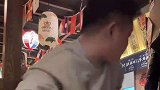 男子在小店跳舞，服务员都憋着笑容