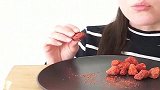看看美女怎么吃冷冻的干草莓，发出的咀嚼声很特别