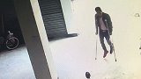 浙江一男子行窃时从4楼摔下后骨折 略有好转后拄着拐杖继续偷