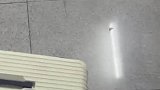 行李箱太重拿不动，女子直接将其推下楼梯