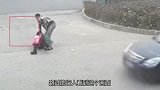 女子光天化日被男子暴揍，危难之时，路人出手相助