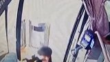 男孩称遭陌生人尾随 机智求助公交司机