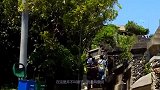 巴厘岛最奇葩景区，强制游客穿裙子，男游客也不例外，不穿不给进
