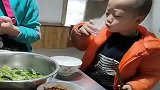 三岁的儿子跟爷爷生活了一年，吃饭就成了这样，为娘真是哭笑不得