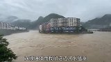 洪水来临小货车被淹，好心人跳入水中帮忙，幸亏救援及时有惊无险