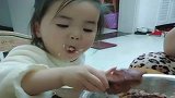自从生下这个小情人，女儿每天是这样吃饭的，看完不许笑！