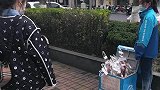 街头出现漂流鲜花，普通人的温暖瞬间