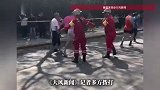 陕西杨凌马拉松一男子突发疾病倒地，有跑友跪地做心肺复苏，官方回应