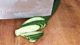 黄瓜别凉拌吃了，加2个白蘑菇，我家三天两头做，天天吃都不腻！