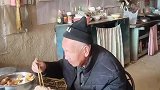 这儿媳妇真不错，凡事都让着公公，老有所乐开心就好