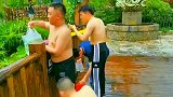 老婆在底下漂流，大哥在桥上这是要下狠手呀