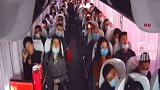 客车碰撞未系安全带者瞬间飞出