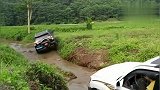 丰田普拉多不走寻常路，一脚油门水沟里去越野