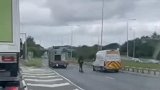 英国：男子被拍到在公路上骑电动滑板车穿梭于车流之间