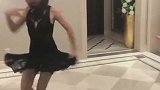 四岁萌娃和姐姐一起跳拉丁舞，一招一式有板有眼！练舞奇才！