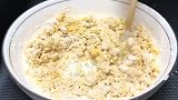 没想到，把玉米面倒入开水中。出锅就是一道经典美食，做法好简单