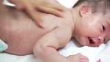 月嫂给新生宝宝做抚触，宝宝白白嫩嫩的看着好可爱啊
