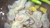广式餐厅的蒜蓉捞汁生蚝，其实在家做特别简单，鲜香嫩滑特别下饭