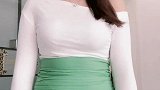 美女小姐姐身上这件包臀裙，不仅穿出了优雅还展现出身材