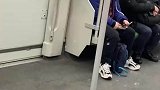 地铁上有人的羽绒服炸了，这些都是什么绒啊！