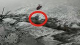 重庆2男子钓鱼遇暴雨被困江中 冲锋舟惊险救援