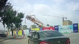 突发！大连一工地塔吊倒塌 砸下瞬间路人狂奔逃生