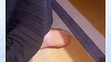 这就吃个饭被吐槽脚臭啊