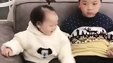 相差7岁的兄妹俩，哥哥忽悠妹妹，妹妹最后的一个小表情亮了
