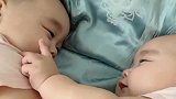 双胞胎兄弟6个月了，每天醒来都会这样，看得心里暖暖的！