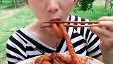 姑娘这吃法太生猛了，爆辣粉耗子吃起来，看着都要流口水了