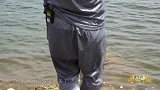 钓一条大青鱼真不容易，要两个人才能抱起这条大青鱼!