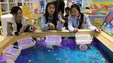 老师带同学们去“捞金鱼”倩倩不让捞怕伤到小金鱼，满满的正能量