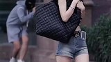 美女发现有人跟踪，一个举动让坏人知难而退
