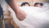 男子怒砸情夫小车写“再搞别人老婆下次杀你”后获刑 赔偿损失