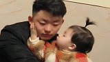 宝宝：看我和爸爸才是真爱！