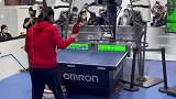 世界冠军对乒乓球机器人