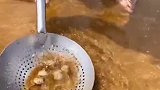 家住海边就是好，想吃海鲜自己找，用漏勺随便一铲都能出货