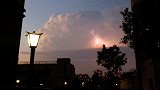 绝美壮观！北京上空飘过一朵云：云下狂风暴雨、云里电闪雷鸣