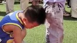 小朋友没注意踩到同学用亲亲泯恩仇