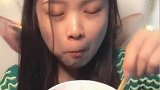 讲真的，小姐姐吃的这个一品豆花，山东来的我还真是头一回见