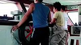 这条船上的水手掌舵，真是一件体力活，都几百圈了还要回正