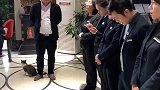 大家都站好，猫领导来旁听会议了！